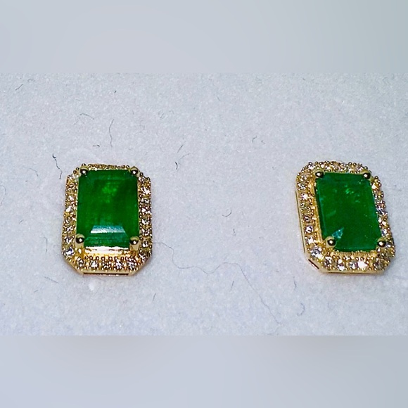 1.04tcw NATURAL Emerald Earrings, Set in 18k YG - Picture 2 of 7